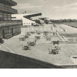 1957; widok na tarasy przed trybunami; ot.: Edmund Kupiecki, Architektura 1957 nr 10