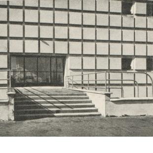 1957; pierwsza trybuna, wejście dla publiczności; fot.: Edmund Kupiecki, Architektura 1957 nr 10