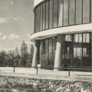 1957; widok na kawiarnię drugiej trybuny; fot.: Edmund Kupiecki, Architektura 1957 nr 10