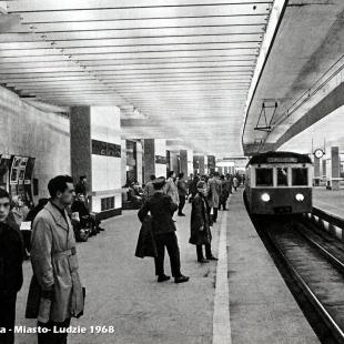 Dworzec Warszawa Śródmieście - perony (1965); fot.: http://warszawa.fotopolska.eu/383827,foto.html?o=b24367&p=1