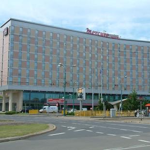 Hotel Mercure w Poznaniu (2006); fot.: Radomil, http://pl.wikipedia.org/wiki/Plik:Merkury_Pozna%C5%84_RB1.JPG