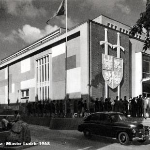 Kino Skarpa w Warszawie (1960); fot.: http://fotopolska.eu/379238,foto.html